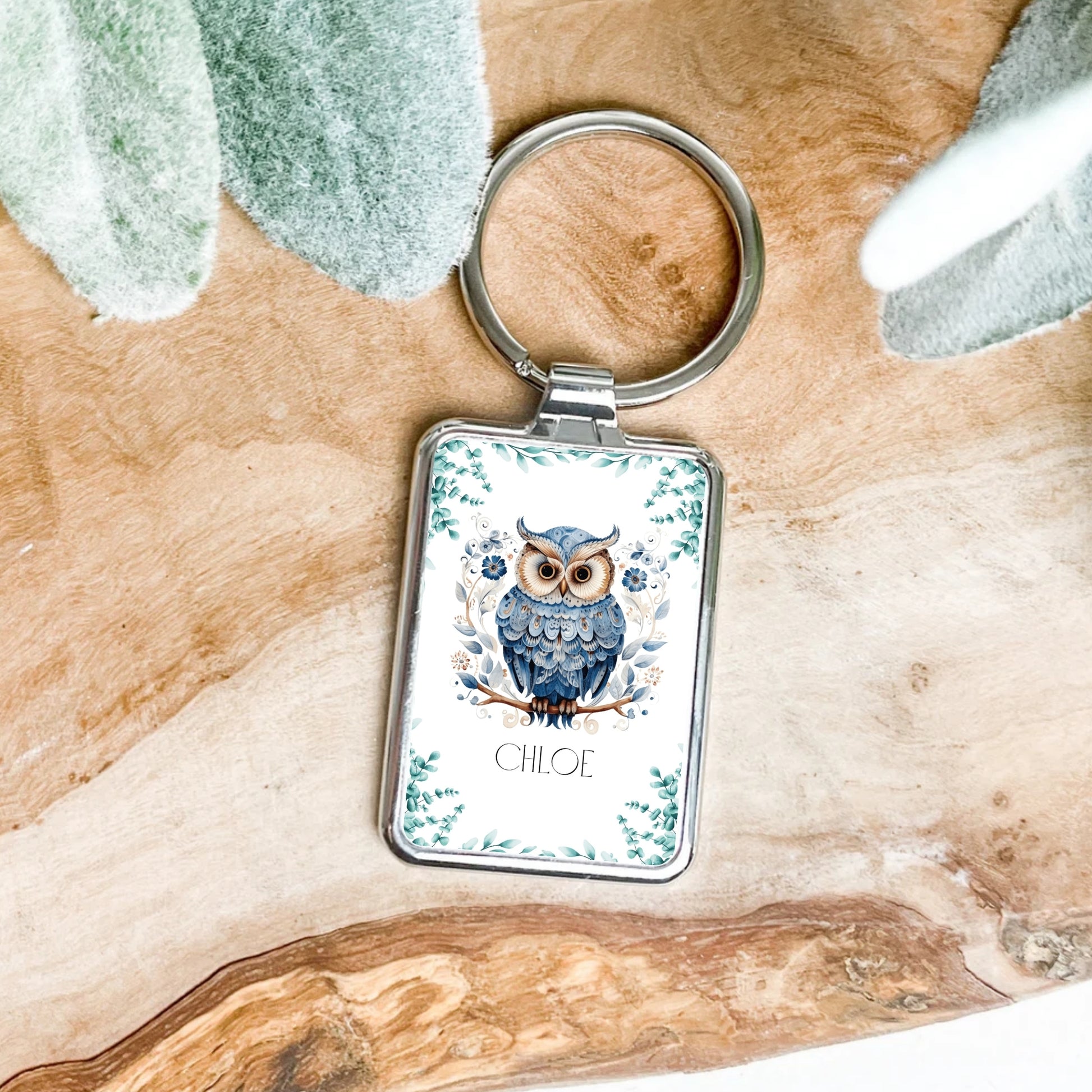 Handmade owl keychain, customisable with a name, perfect for owl lovers and unique gift seekers. A charming accessory