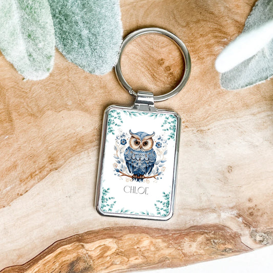 Handmade owl keychain, customisable with a name, perfect for owl lovers and unique gift seekers. A charming accessory